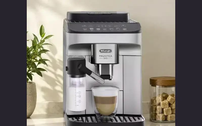 Remportez une machine à espresso De’Longhi Magnifica Evo avec Linen Chest